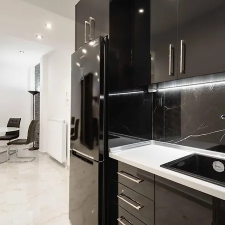 Monochrome Style 1bdrm Apt Close To City Center Saloniki