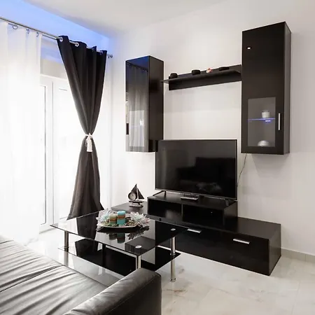 Monochrome Style 1bdrm Apt Close To City Center