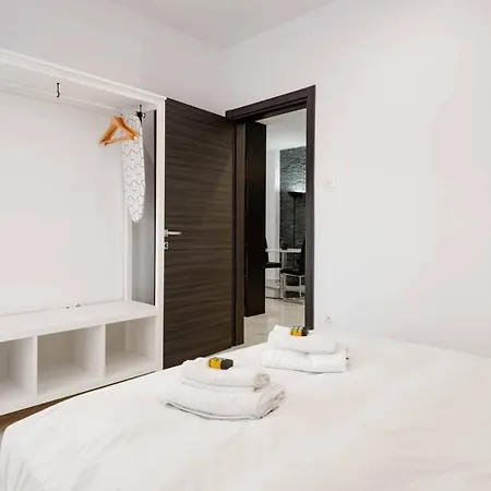 Monochrome Style 1bdrm Apt Close To City Center